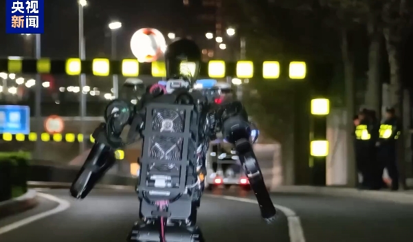 Un robot lors du test grandeur nature du semi-marathon des robots humanoïdes 2026. /CMG