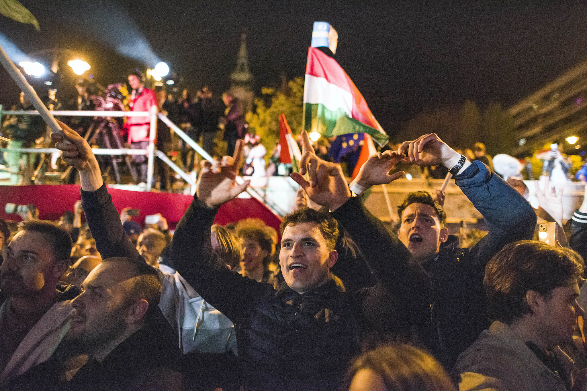 Une foule célèbre l'annonce des résultats des élections à Budapest, en Hongrie, le 12 avril 2026. /VCG