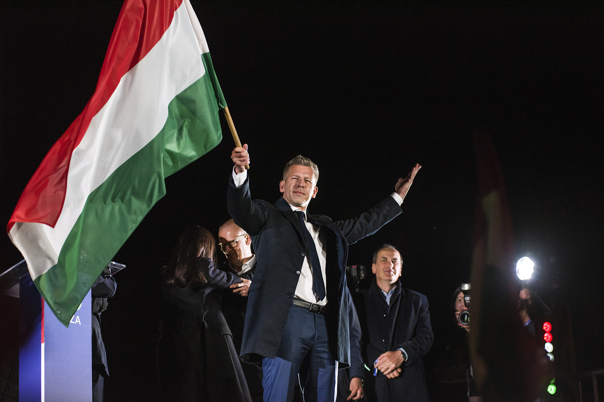 Peter Magyar agite le drapeau hongrois après son discours lors de la soirée électorale du parti Alliance civique hongroise (FIDESZ) à Budapest, Hongrie, le 12 avril 2026. /VCG