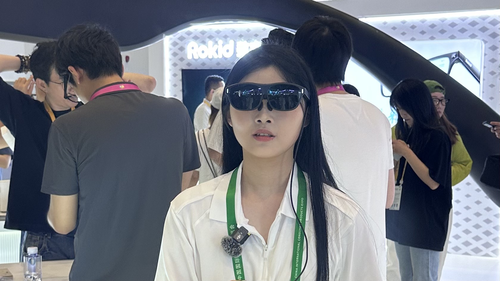 Un membre du personnel essayant des lunettes basées sur l'intelligence artificielle au China International Consumer Products Expo, province de Hainan, Chine, le 13 avril 2026. /CGTN