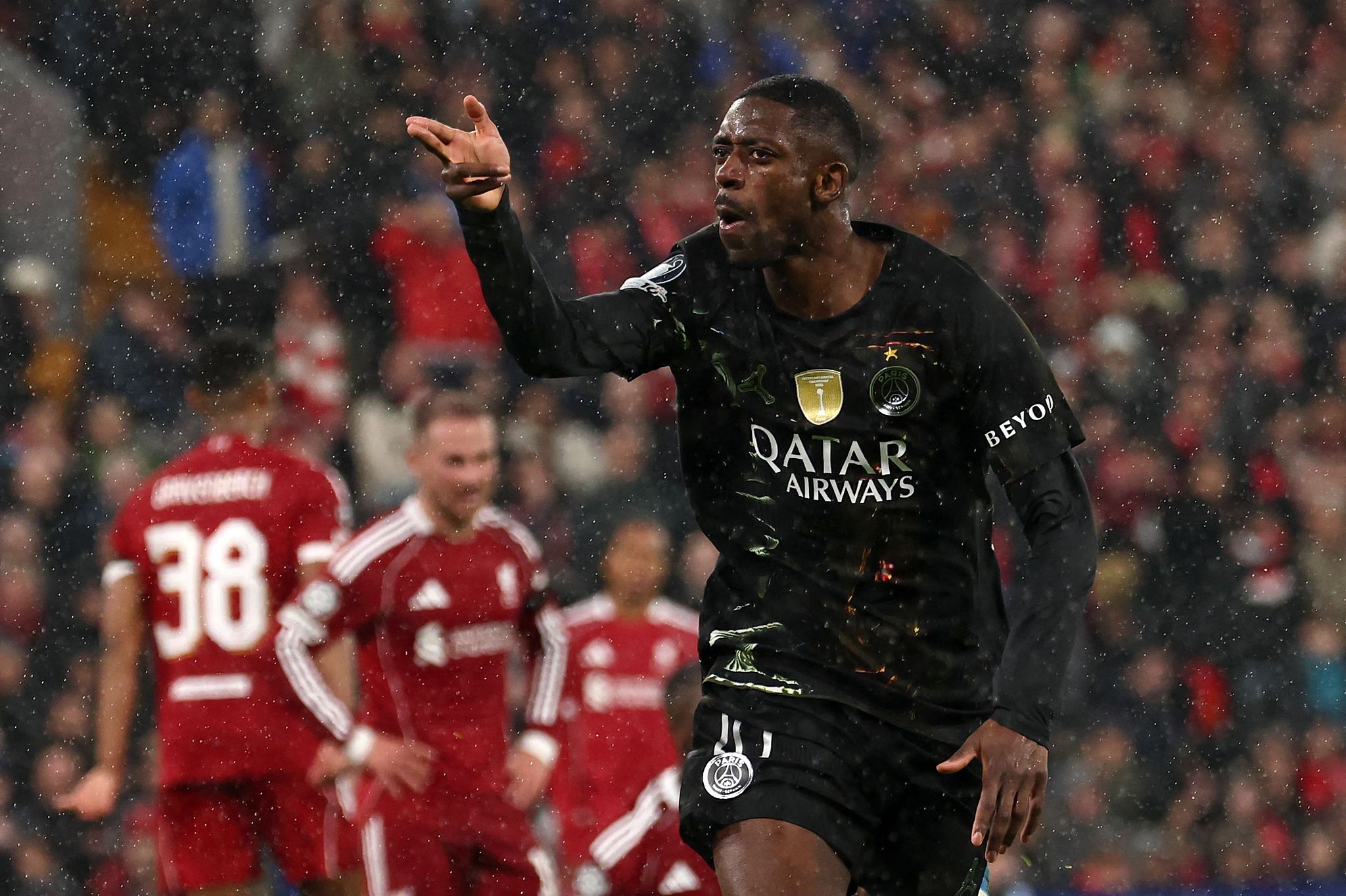 L'attaquant français du Paris Saint-Germain Ousmane Dembélé célèbre le premier but de son équipe lors du quart de finale de la Ligue des champions contre Liverpool à Anfield à Liverpool, en Angleterre, le 14 avril 2026. /VCG