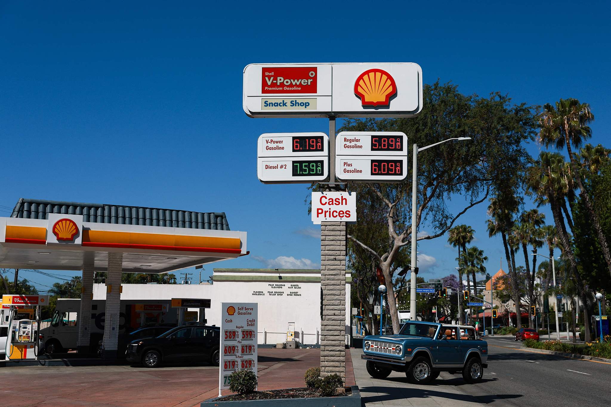 Les prix de l'essence super supérieurs à 6 dollars le gallon et les prix du carburant diesel supérieurs à 7 dollars le gallon sont affichés à l'extérieur d'une station-service Shell à West Hollywood, Californie, États-Unis, le 14 avril 2026. /VCG