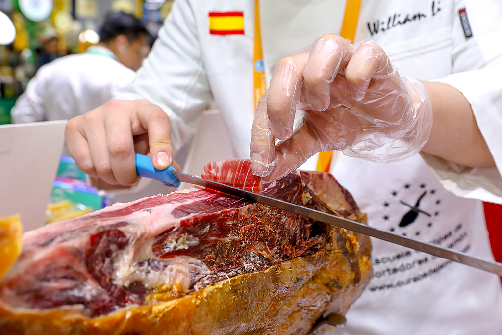Le jambon espagnol du groupe Dashang est exposé dans la zone d'exposition des produits agricoles et alimentaires lors de la 8e Exposition internationale d'importation de Chine, le 8 novembre 2025, à Shanghai, en Chine. /VCG