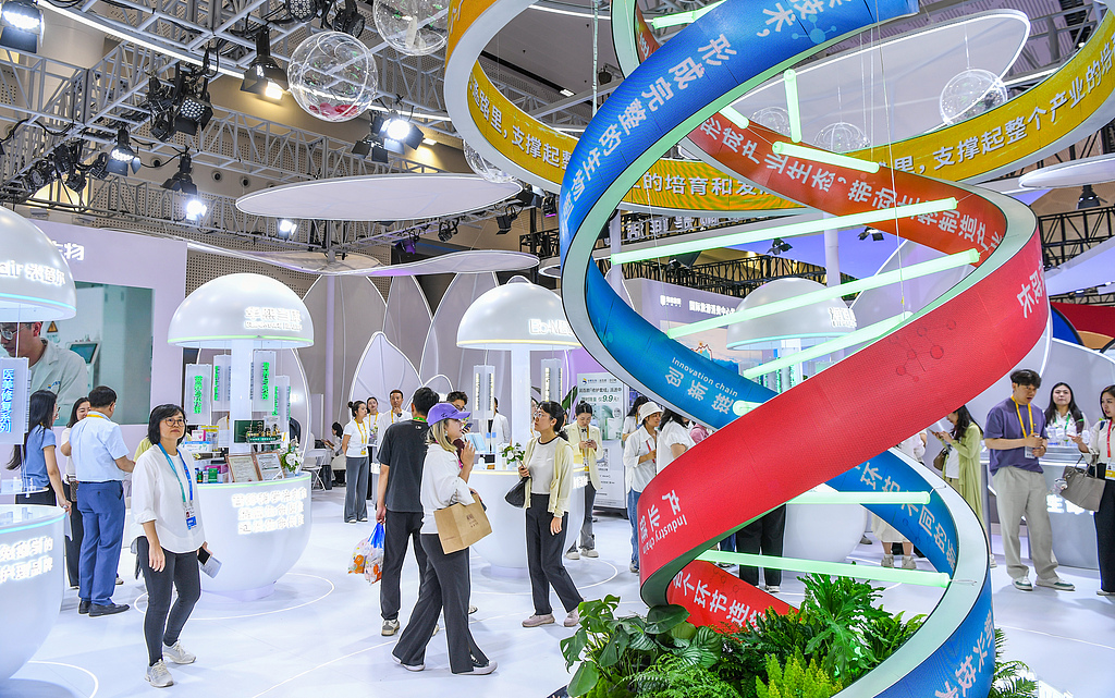 Les visiteurs se rassemblent sur un stand distinctif dans la zone des produits hors taxes et haut de gamme lors de la 6e Exposition internationale des produits de consommation de Chine à Haikou, province de Hainan, Chine, le 14 avril 2026. /VCG