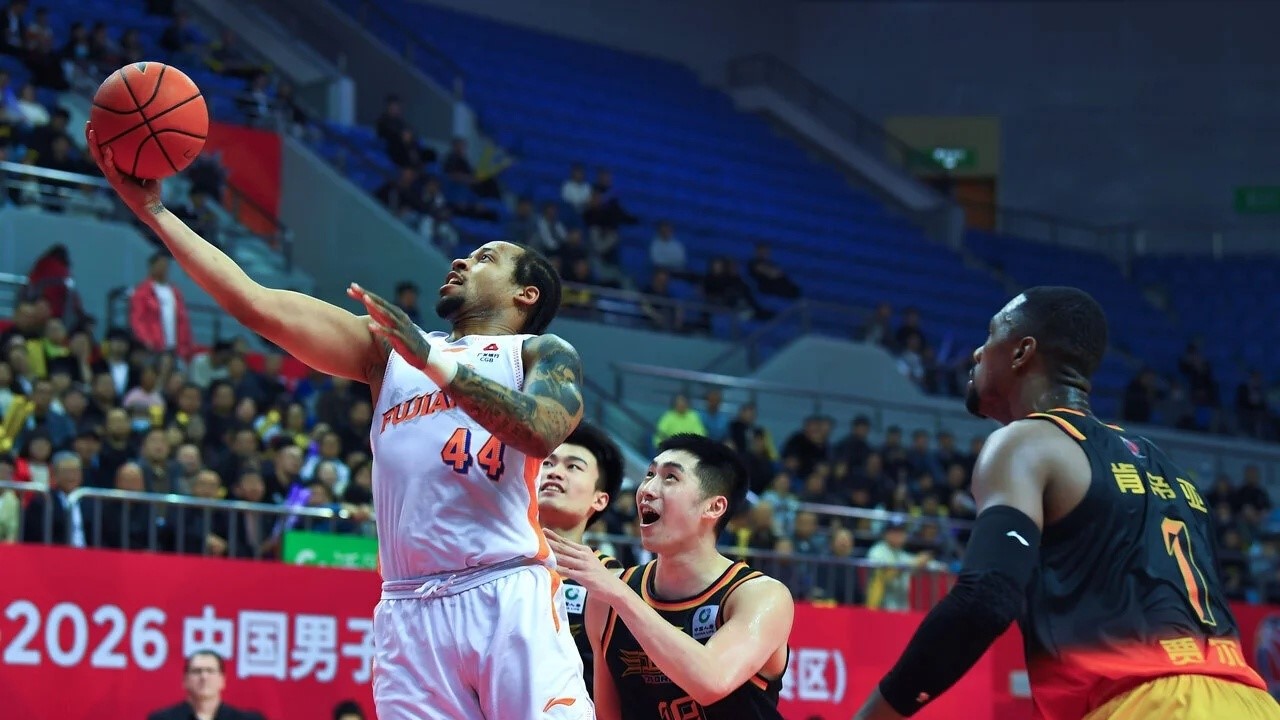 Isaiah Briscoe (#44) des Sturgeons du Fujian se dirige vers le bord contre les Dragons du Jiangsu lors d'un match de l'ABC à Suzhou, dans la province du Jiangsu (est de la Chine), le 16 avril 2026. /Esturgeons du Fujian