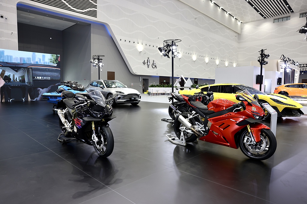 Les vélos ZXMOTO sont présentés à la 6e Exposition internationale des produits de consommation de Chine, dans la province de Hainan (sud de la Chine), le 13 avril 2026. /VCG