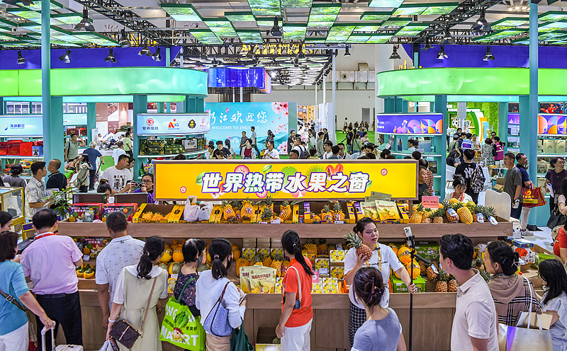 Les visiteurs se pressent au pavillon Hainan lors de la 6e Exposition internationale des produits de consommation de Chine, le 16 avril 2026./VCG