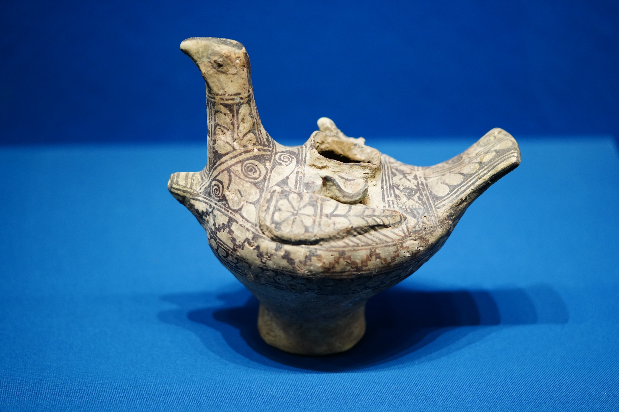 Une photo prise le 18 janvier 2026 montre un lot de 151 pièces (ou ensembles) de trésors culturels iraniens provenant de cinq musées iraniens exposés à Hohhot, dans la région autonome de Mongolie intérieure, dans le nord de la Chine. /VCG