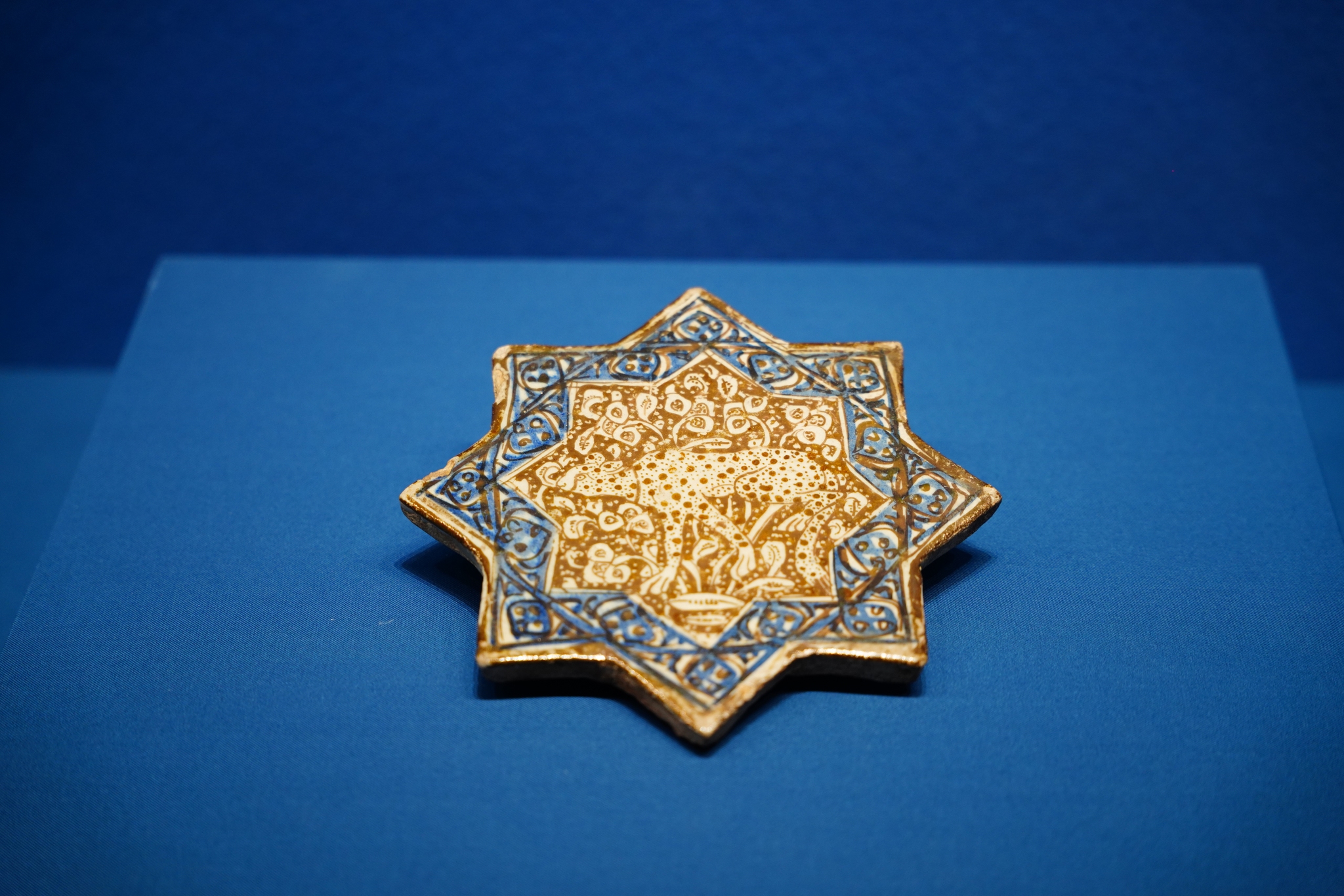 Une photo prise le 18 janvier 2026 montre un lot de 151 pièces (ou ensembles) de trésors culturels iraniens provenant de cinq musées iraniens exposés à Hohhot, dans la région autonome de Mongolie intérieure, dans le nord de la Chine. /VCG