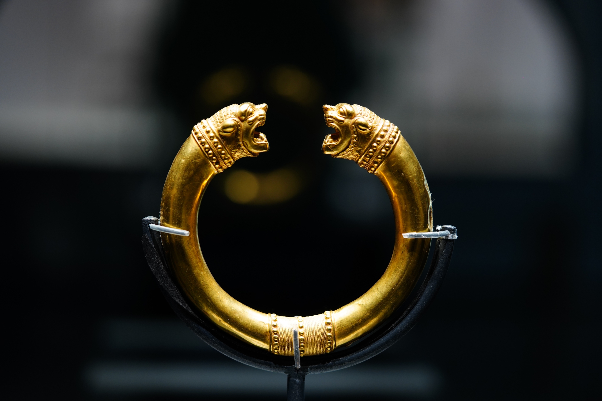 Une photo prise le 18 janvier 2026 montre un lot de 151 pièces (ou ensembles) de trésors culturels iraniens provenant de cinq musées iraniens exposés à Hohhot, dans la région autonome de Mongolie intérieure, dans le nord de la Chine. /VCG