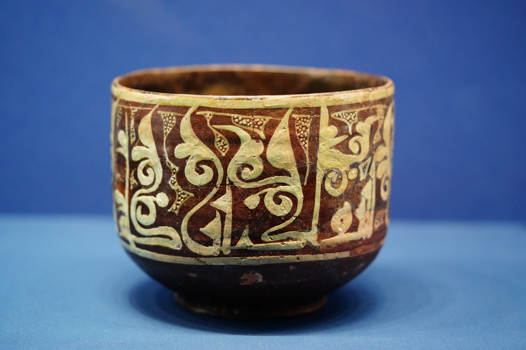 Une photo prise le 18 janvier 2026 montre un lot de 151 pièces (ou ensembles) de trésors culturels iraniens provenant de cinq musées iraniens exposés à Hohhot, dans la région autonome de Mongolie intérieure, dans le nord de la Chine. /VCG