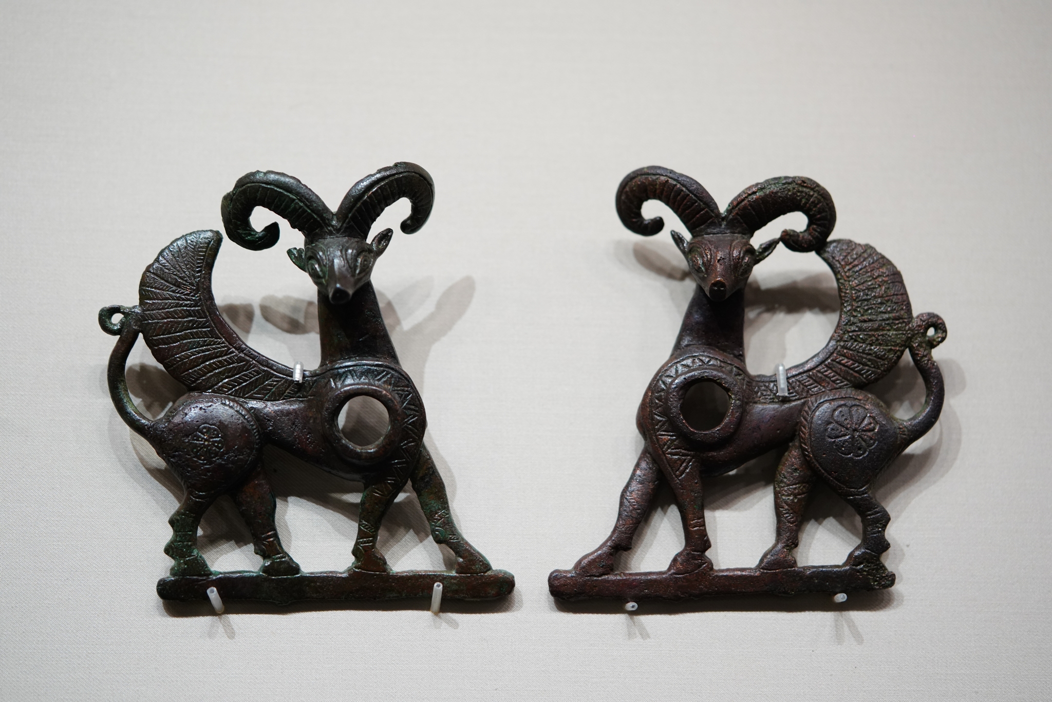 Une photo prise le 18 janvier 2026 montre un lot de 151 pièces (ou ensembles) de trésors culturels iraniens provenant de cinq musées iraniens exposés à Hohhot, dans la région autonome de Mongolie intérieure, dans le nord de la Chine. /VCG