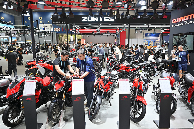 La zone d'exposition de motos attire de nombreux acheteurs étrangers lors de la 139e Foire d'importation et d'exportation de Chine qui s'est tenue à Guangzhou, province du Guangdong, le 17 avril 2026./ CFP