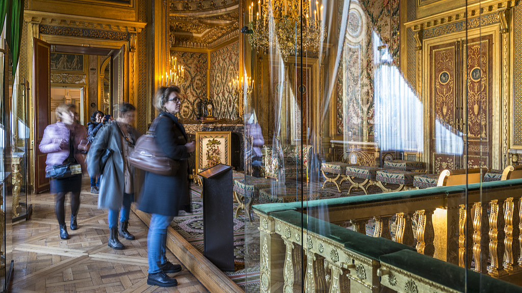 Visiteurs au château de Fontainebleau, France. /VCG