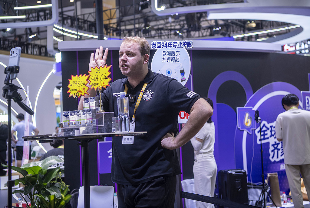 Un exposant diffuse en direct ses ventes de commerce électronique lors de la sixième Exposition internationale des produits de consommation de Chine à Haikou, dans la province chinoise de Hainan (sud), le 16 avril 2026. /VCG