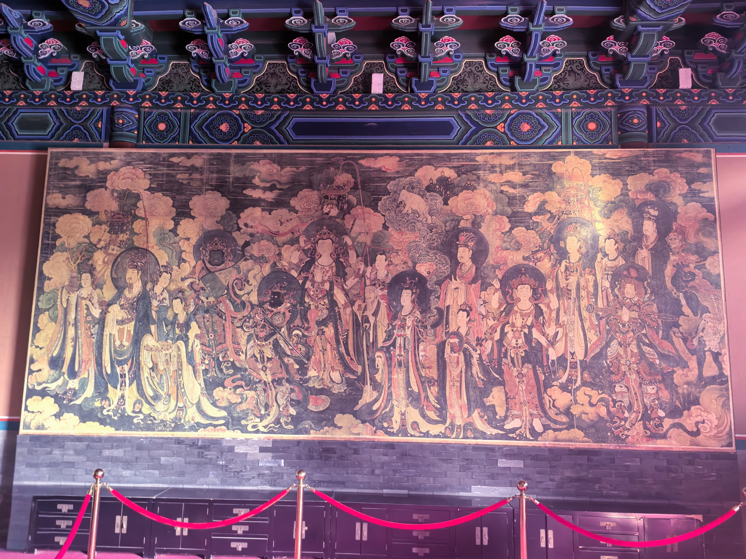 Une réplique de la fresque des divinités gardiennes bouddhistes est exposée au temple Fahai à Pékin, le 23 février 2026. /CGTN