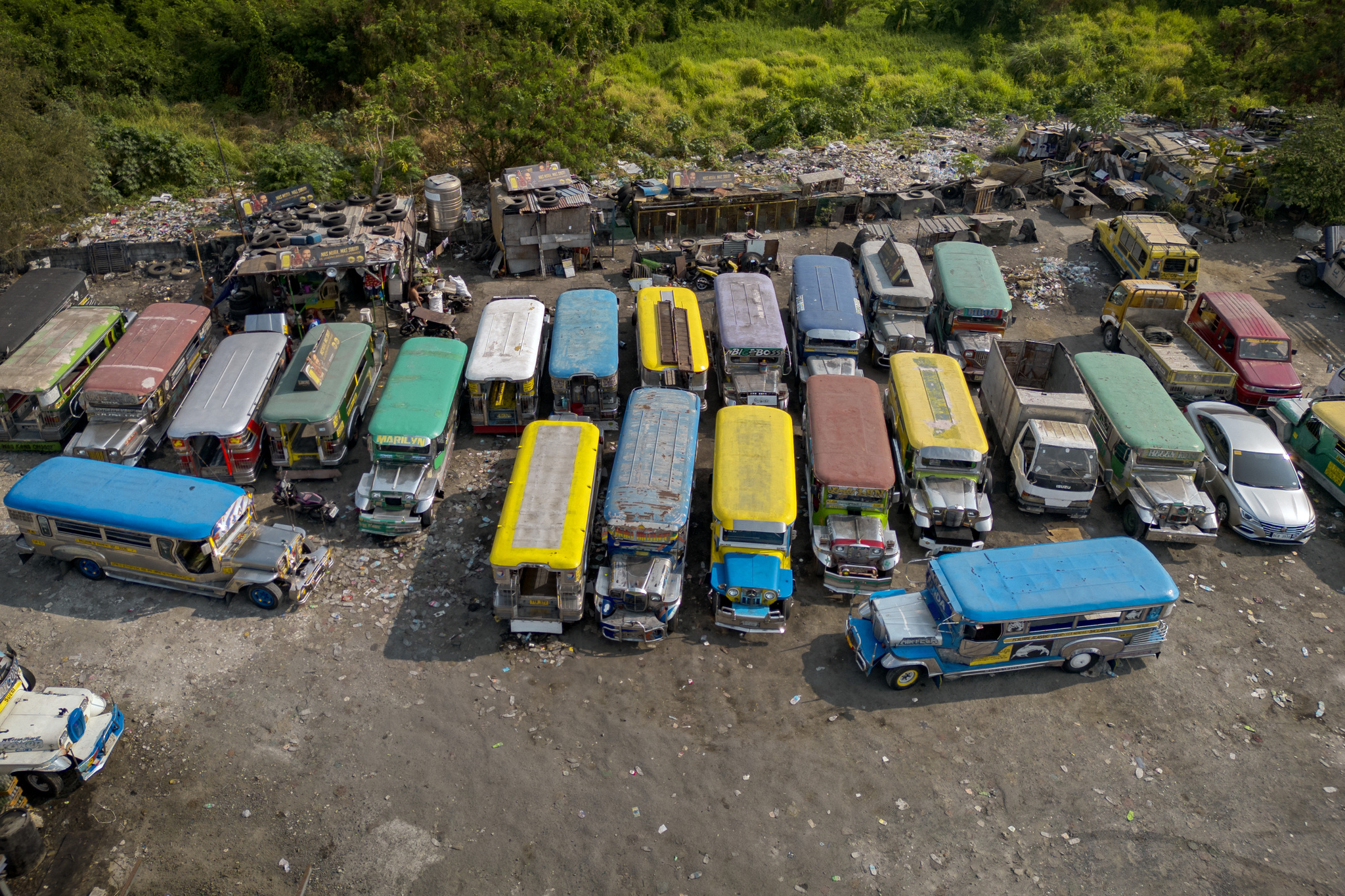 En raison des conflits entre les États-Unis, Israël et l’Iran, les prix du carburant ont augmenté. De nombreux jeepneys emblématiques de Manille ont été fermés car les conducteurs ne peuvent pas supporter les coûts élevés du carburant, Manille, Philippines, 19 avril 2026. /VCG