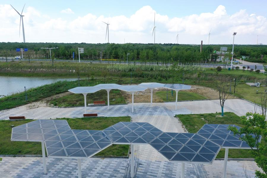 Un système solaire photovoltaïque au sommet d'un couloir dans un parc industriel à faibles (zéro) émissions de dioxyde de carbone à Sheyang, Yancheng, dans la province du Jiangsu (est de la Chine), le 6 juin 2024. /Xinhua