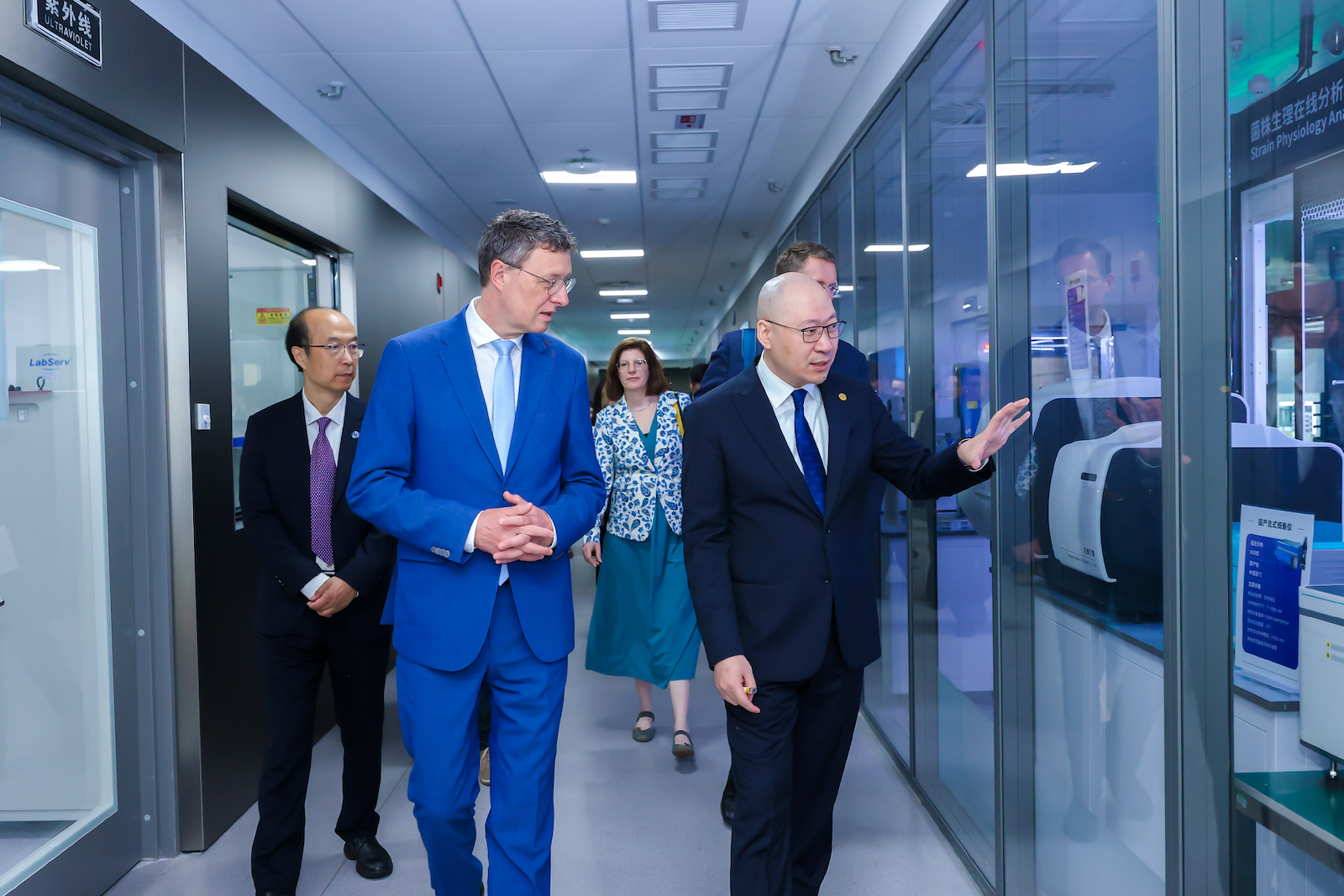 Des chercheurs visitent l'infrastructure de biologie synthétique de Shenzhen, province du Guangdong, Chine du Sud, le 18 avril 2026. /SIAT