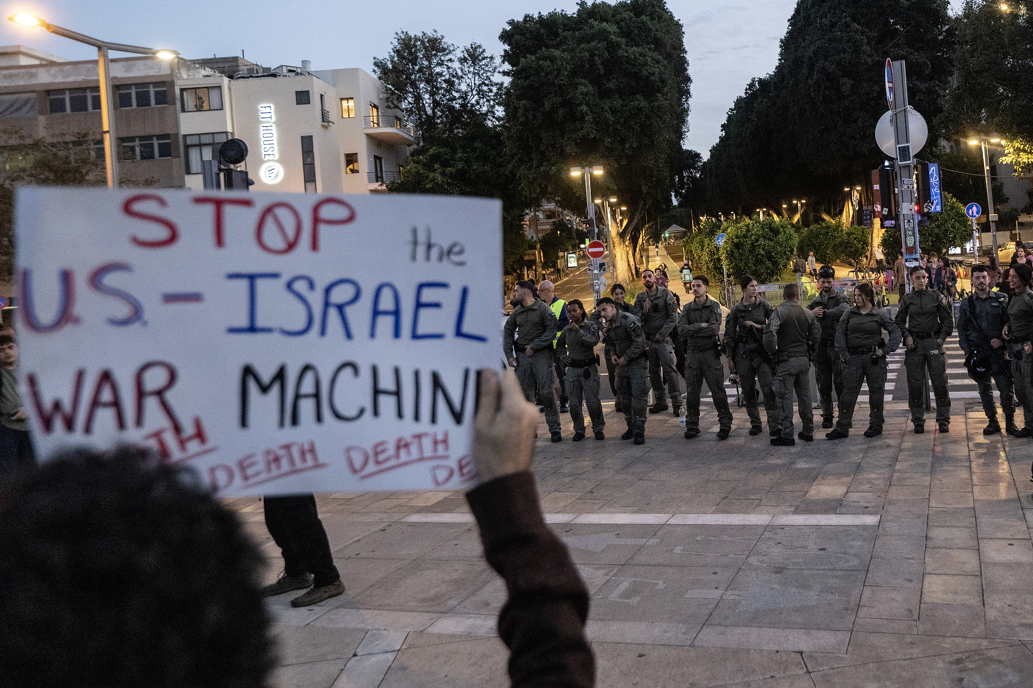 Des centaines d'Israéliens se rassemblent place Habima à Tel Aviv, Israël, pour une manifestation contre la guerre suite aux appels des organisations de la société civile, le 28 mars 2026. /VCG