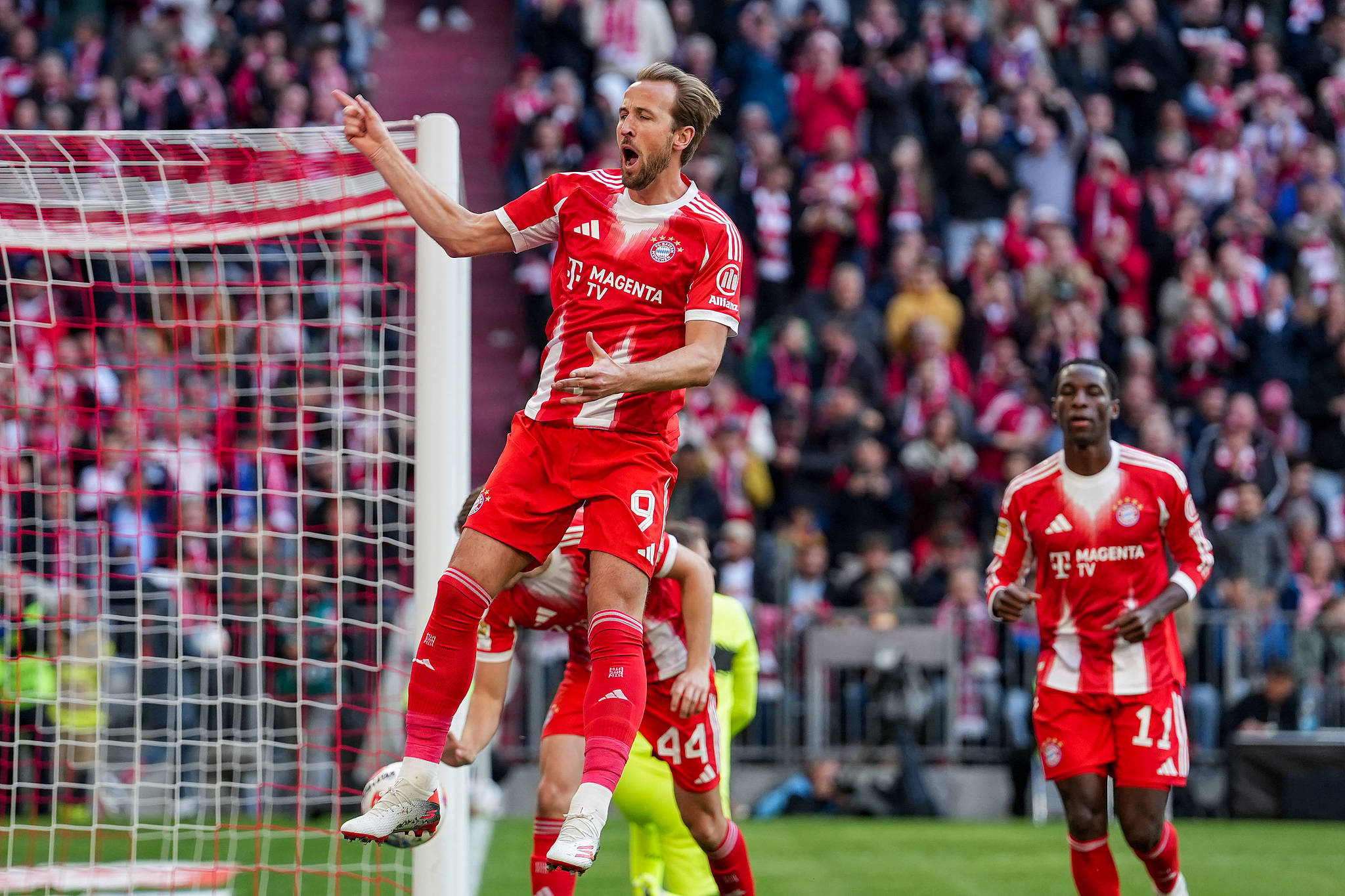 Harry Kane (#9) du Bayern Munich célèbre après avoir marqué un but contre Stuttgart lors d'un match de Bundesliga allemande à Munich, Allemagne, le 19 avril 2026. /VCG