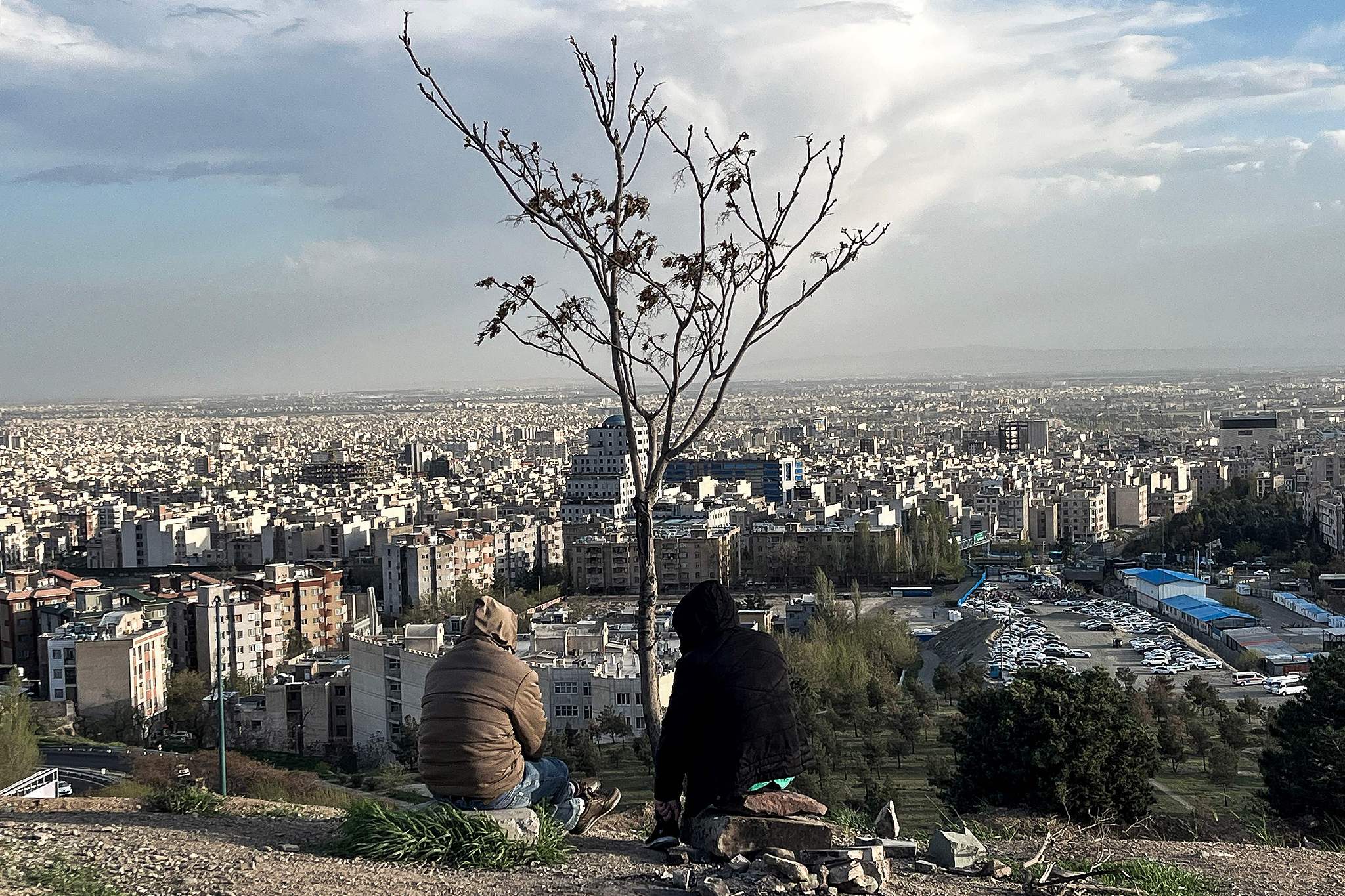 Des gens assis surplombent la ville au parc Pardisan à Téhéran, Iran, le 14 avril 2026. /VCG