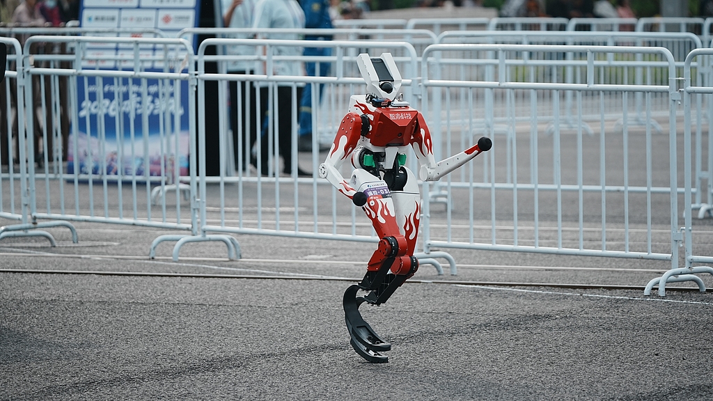 Un robot sprinte le long du parcours du semi-marathon des robots humanoïdes de Pékin, le 19 avril 2026. Plus de 100 équipes et plus de 300 robots y ont participé. /VCG