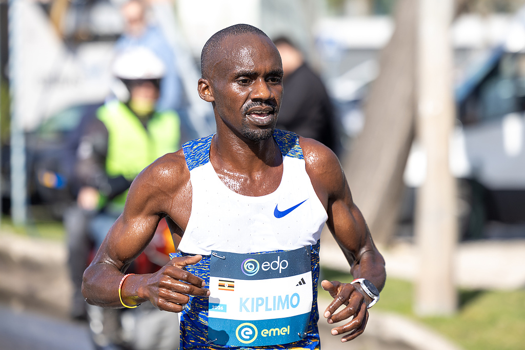 Jakob Kiplimo, de l'Ouganda, vu en action lors du semi-marathon EDP de Lisbonne 2026, le 8 mars 2026, où il définirait le 