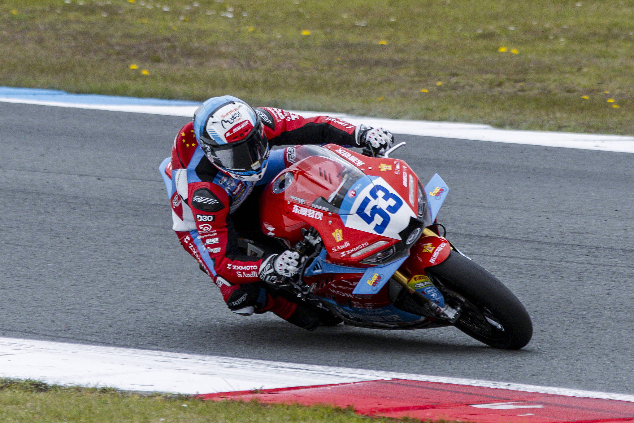 Valentin Debise de ZXMOTO Factory Evan Bros Racing participe à la Course 2 du Championnat du Monde FIM Supersport à Assen, Pays-Bas, le 19 avril 2026. /VCG Photo