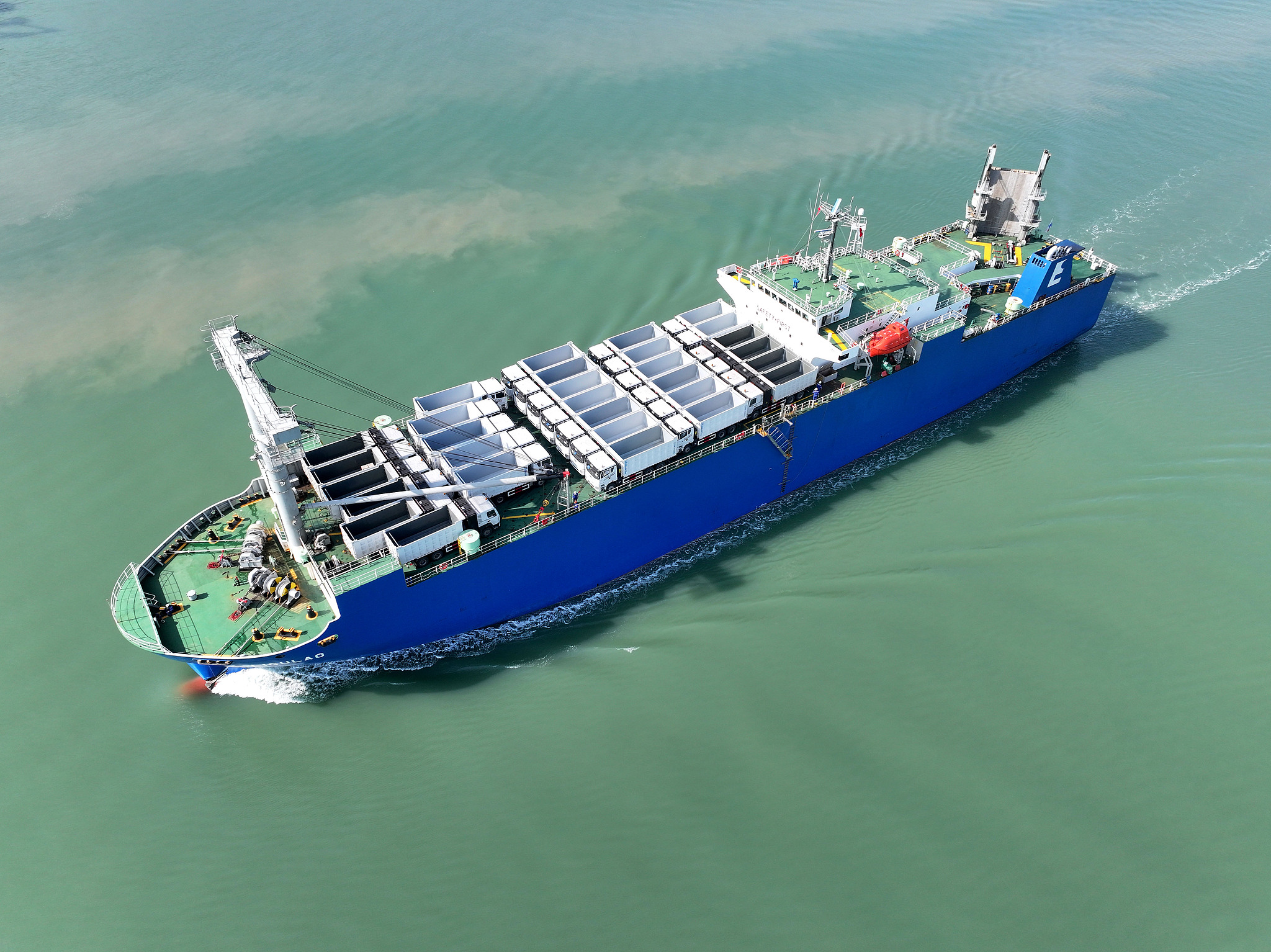 Un navire chargé de véhicules d'ingénierie quitte son poste d'amarrage à la branche portuaire de Dongfang du port de Lianyungang, à destination de l'Afrique, le 15 avril 2026, à Lianyungang, dans la province du Jiangsu. /VCG