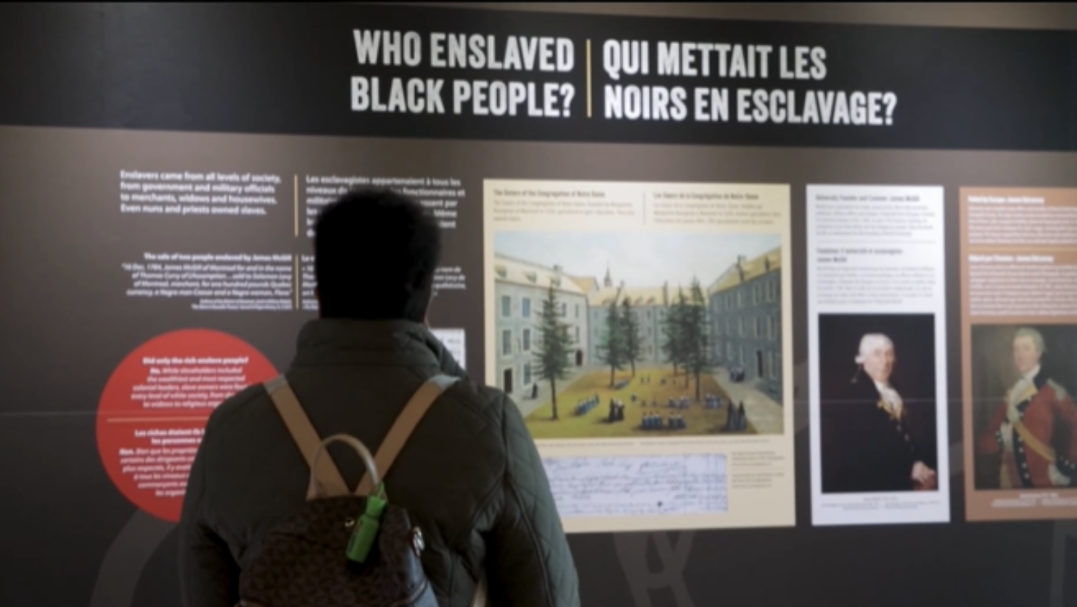 Un visiteur se tient devant l’exposition sur la traite transatlantique des esclaves dans le hall du siège de l’ONU, le 25 mars 2026. /ONU
