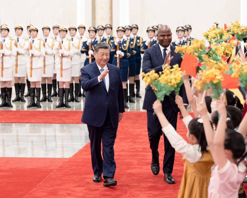 Le président chinois Xi Jinping organise une cérémonie de bienvenue pour le président de la République du Mozambique Daniel Francisco Chapo avant leur entretien au Grand Palais du Peuple à Pékin, en Chine, le 21 avril 2026. /Xinhua