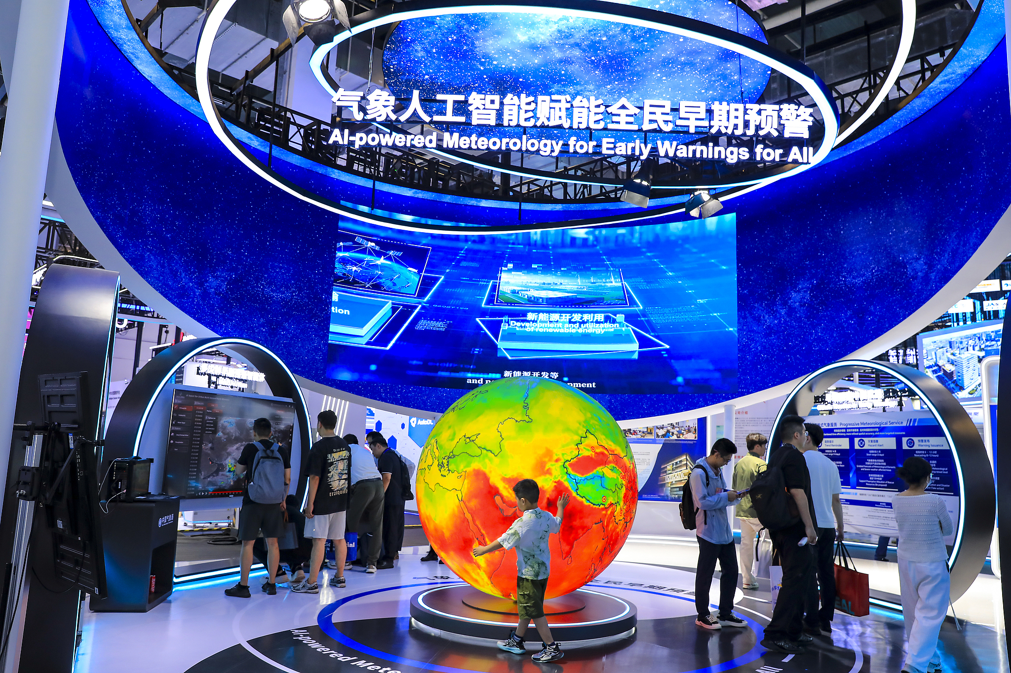 Stand de l'Administration météorologique chinoise à la Conférence mondiale sur l'intelligence artificielle 2025 à Shanghai, Chine, le 27 juillet 2025. /VCG
