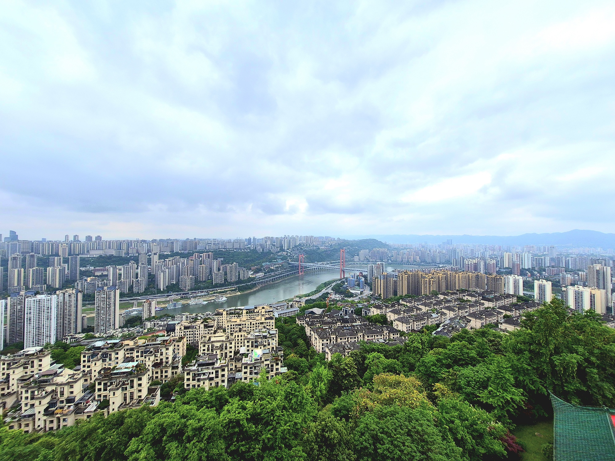 Une vue de la municipalité pluvieuse de Chongqing, dans le sud-ouest de la Chine, le 21 avril 2026. /VCG