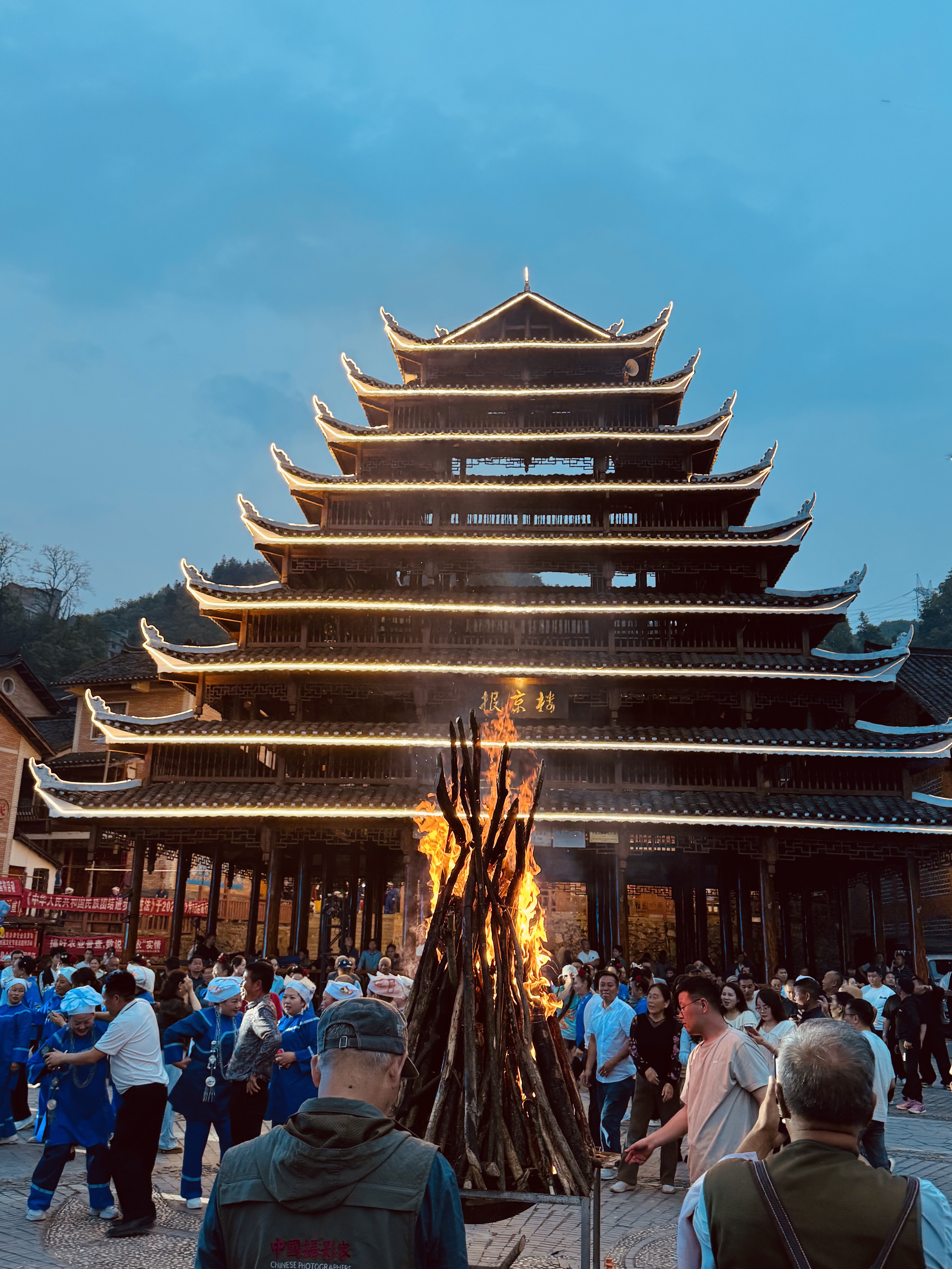 Les villageois et les invités dansent main dans la main autour du feu de joie rugissant. /CGTN