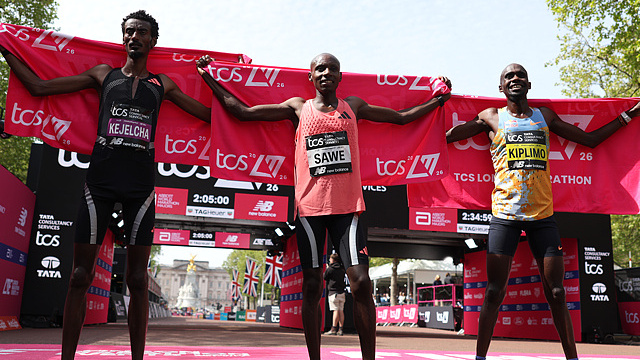 Sabastian Sawe de l'équipe Kenya (C), Yomif Kejelcha de l'équipe Ethiopie (L) deuxième et Jacob Kiplimo de l'équipe Ouganda (R) troisième place posent pour une photo après le marathon de Londres TCS 2026 masculin à Londres, Angleterre, le 26 avril 2026. /CFP
