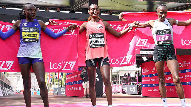 La gagnante Tigst Assefa d'Éthiopie, au centre, la deuxième Hellen Obiri du Kenya, à droite et la troisième Joyceline Jepkosgei du Kenya célèbrent après la course féminine au marathon de Londres, le 26 avril 2026. /CFP