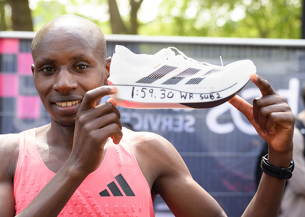 Sabastian Sawe, de l'équipe Kenya, célèbre avec sa chaussure après avoir remporté un nouveau record du monde lors du marathon masculin de Londres 2026, le 26 avril 2026 à Londres, au Royaume-Uni. /VCG