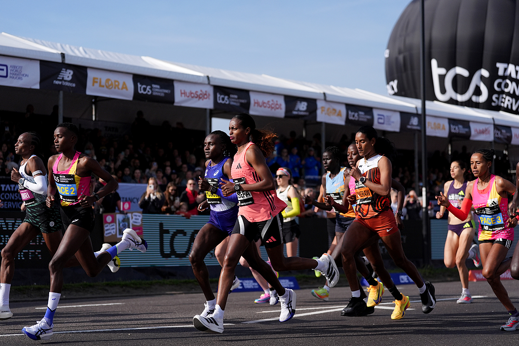 Vue générale des coureuses d'élite féminines commençant lors du marathon de Londres 2026 le 26 avril 2026 à Londres, Royaume-Uni. /VCG