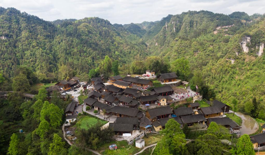 Une vue de Shibadong, un village de la préfecture autonome Tujia et Miao de Xiangxi, province du Hunan, centre de la Chine, le 15 avril 2021. /Xinhua