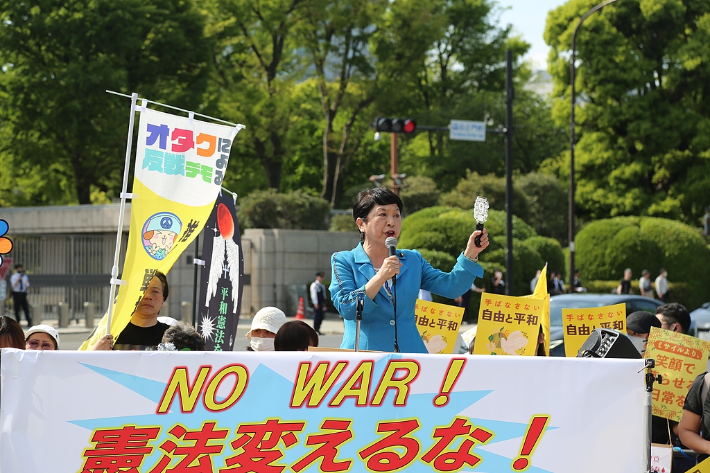 Plus de 30 000 citoyens japonais se rassemblent pour protester contre les mesures prises par l'administration de Sanae Takaichi qui portent atteinte à la Constitution de paix du Japon, notamment en forçant une révision constitutionnelle et en levant l'interdiction d'exporter des armes mortelles, le 19 avril 2026. /VCG