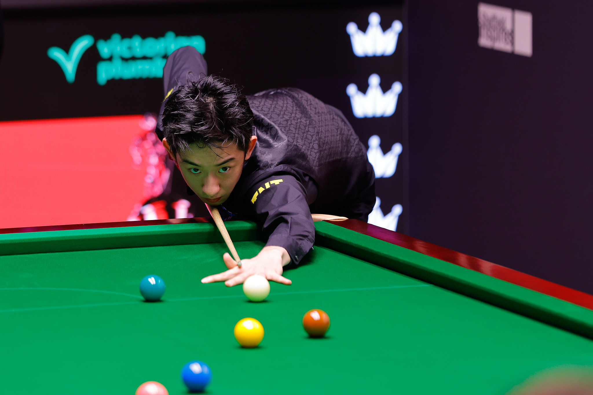 Le Chinois Wu Yize réussit un tir en huitièmes de finale contre l'Anglais Mark Selby au Championnat du monde de snooker WPBSA à Sheffield, en Angleterre, le 27 avril 2026. /VCG