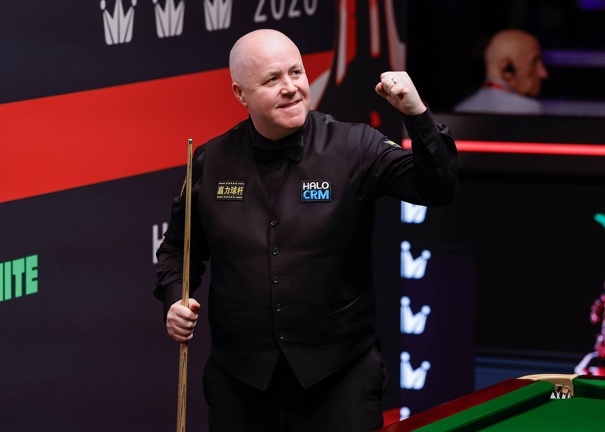 L'Ecossais John Higgins célèbre sa victoire 13-12 contre l'Anglais Ronnie O'Sullivan en huitièmes de finale au Championnat du monde de snooker WPBSA à Sheffield, en Angleterre, le 27 avril 2026. /VCG