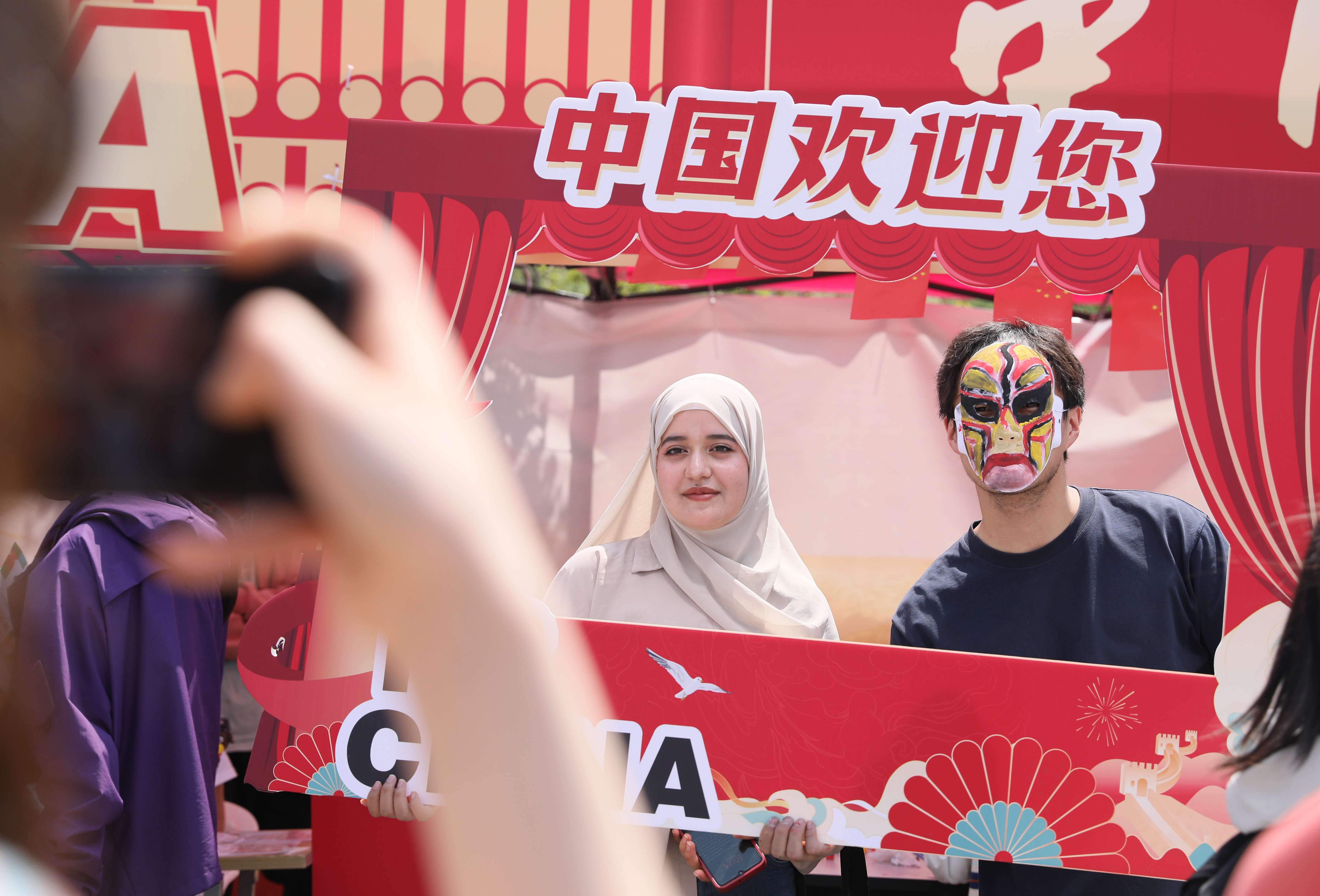 Des étudiants internationaux posent pour des photos lors du 16e Festival culturel international de l'Université du Jiangsu à Zhenjiang, dans la province du Jiangsu (est de la Chine), le 25 avril 2026. /IC 