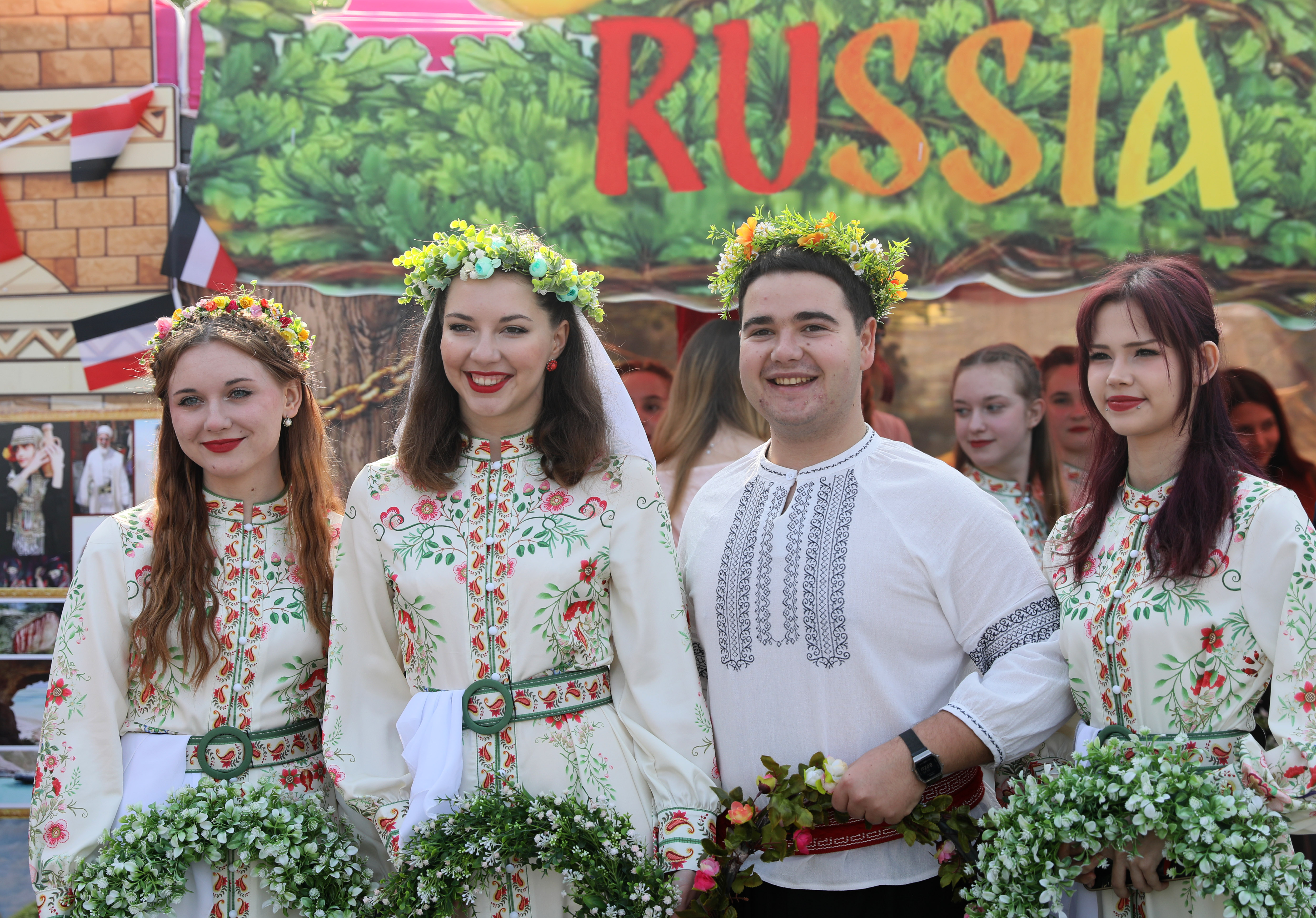 Des étudiants internationaux posent pour des photos lors du 16e Festival culturel international de l'Université du Jiangsu à Zhenjiang, dans la province du Jiangsu (est de la Chine), le 25 avril 2026. /IC 