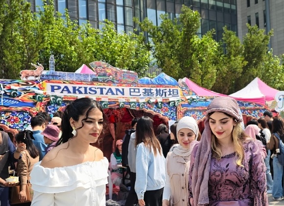 Le stand culturel du Pakistan est photographié lors du 16e Festival culturel international de l'Université du Jiangsu à Zhenjiang, dans la province du Jiangsu (est de la Chine), le 25 avril 2026. /Université du Jiangsu  