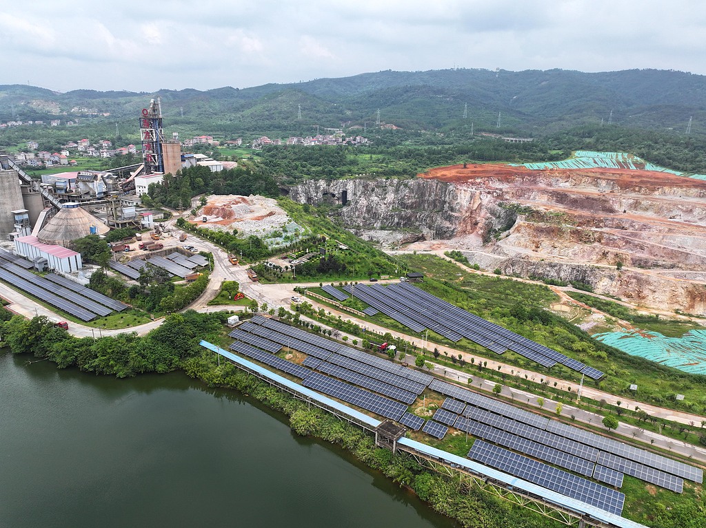 Des panneaux photovoltaïques sont installés dans une usine de la province du Jiangxi, en Chine, le 29 juillet 2025. /VCG