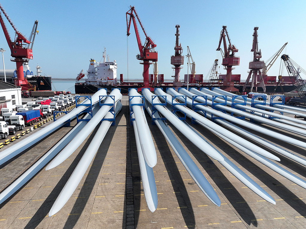 Des éoliennes fabriquées par une entreprise chinoise sont chargées sur des navires destinés à l'exportation au quai du port de Lianyuangang, dans la province du Jiangsu, en Chine, le 25 avril 2026. /VCG