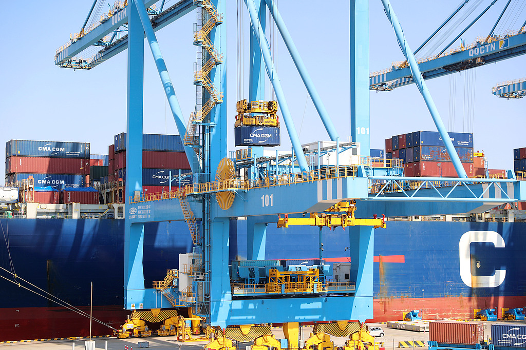 Un cargo sur une route vers l'Asie du Sud-Est charge et décharge des marchandises au quai du port chinois de Qingdao, le 7 avril 2026. /VCG