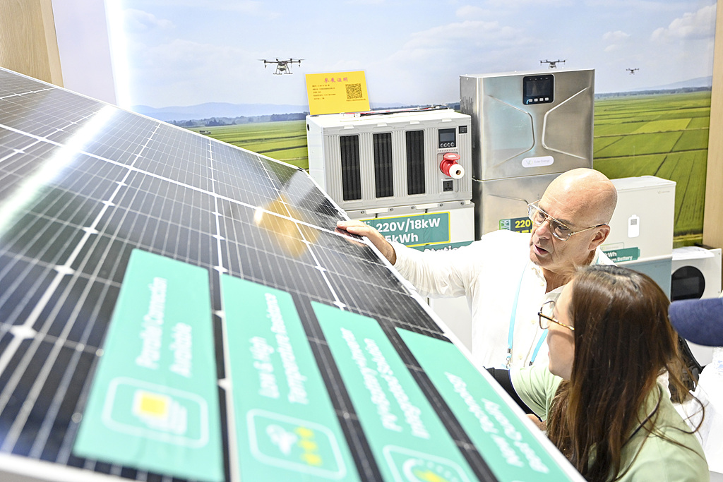 Un acheteur étranger sélectionnant des modules photovoltaïques fabriqués par une entreprise chinoise lors de la 139e Foire de Canton à Guangzhou, dans la province chinoise du Guangdong (sud), le 16 avril 2026. /VCG